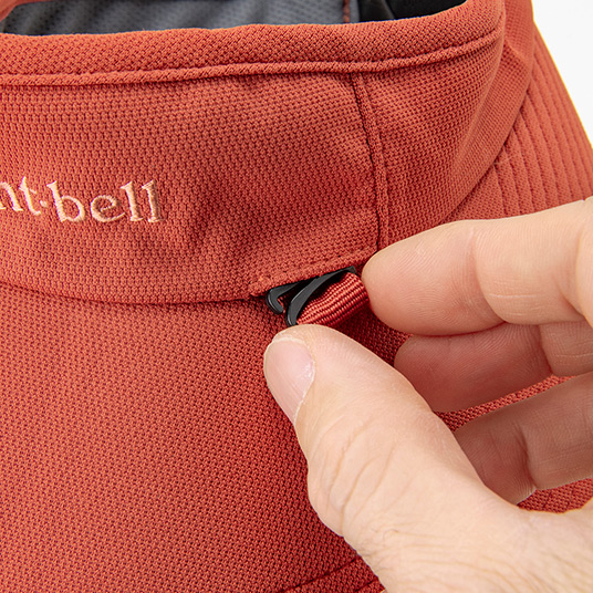 シェードを外した際、留め具は収納可能