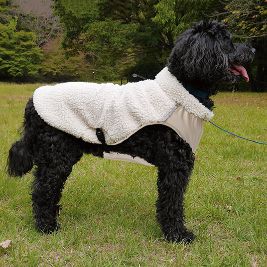 使用イメージ。モデル犬：体重27kg・背丈59cm・胸囲77cm／60サイズ着用
